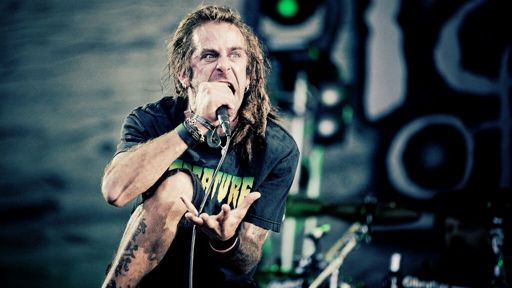 «Dejen sus malditos teléfonos y estén presentes. No son Steven Spielberg»: Randy Blythe de Lamb Of God pide a sus fans que dejen de grabar en sus conciertos