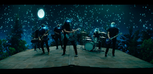 Estreno: El viaje a las estrellas de Foo Fighters en su nuevo video «The Sky Is a Neighborhood»