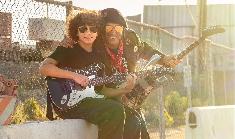 Tom Morello lanza single junto a su hijo Roman: escucha «Soldier in the Army of Love»