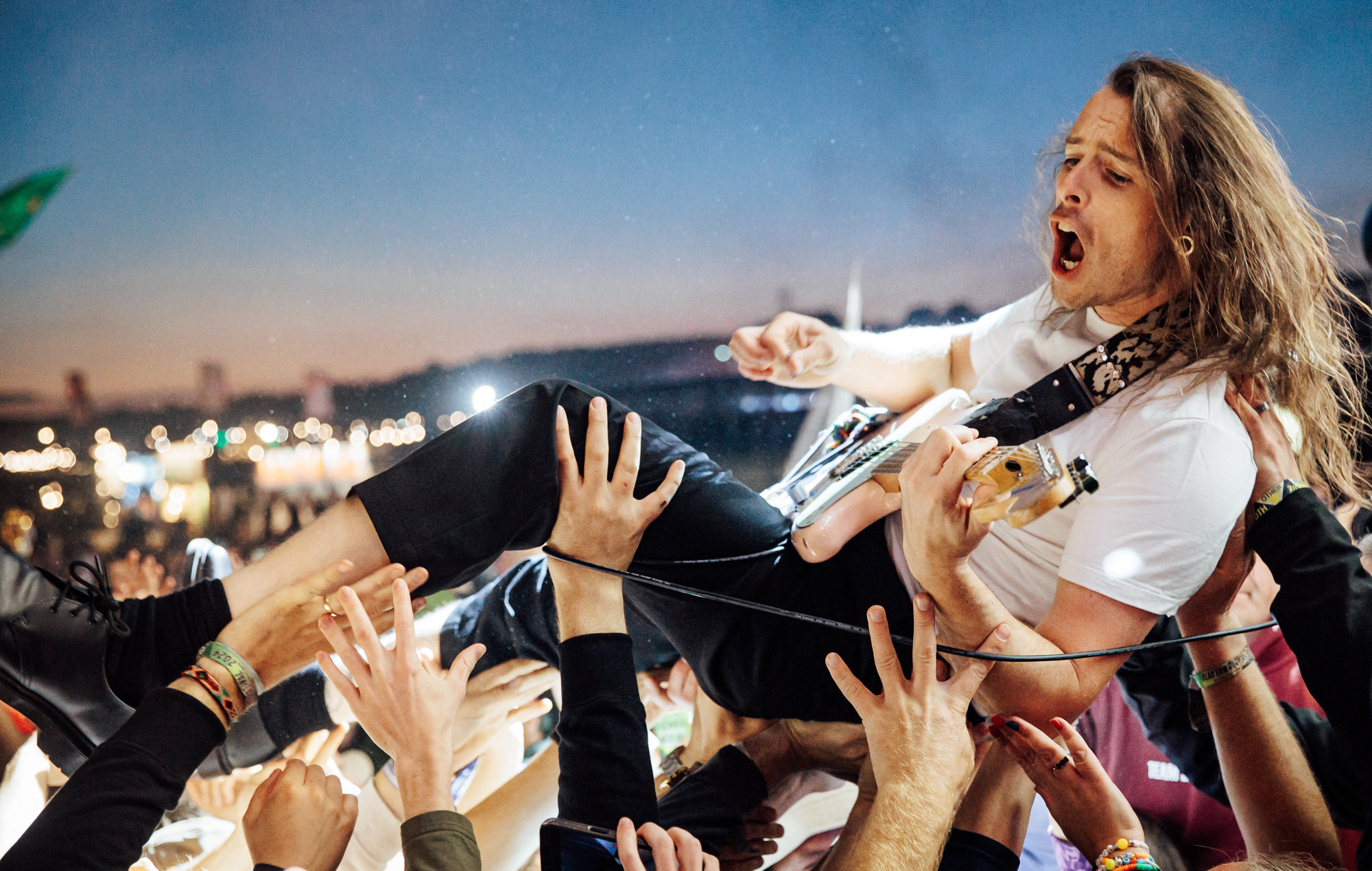 Dedicado al pueblo de Palestina y a “los inmigrantes que construyeron nuestro país”: Así fue el explosivo show de IDLES en Glastonbury