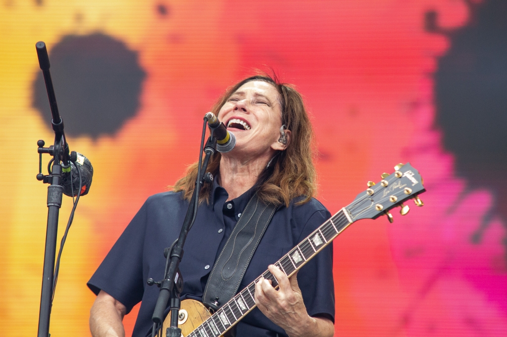 Kim Deal: “Cuando eres una banda telonera, tu trabajo es entretener a la gente que busca sus asientos”