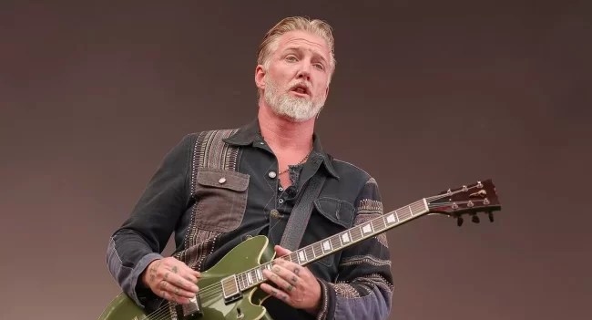 Queens Of The Stone Age pospone todo su tour 2024 debido a «emergencia médica» de Josh Homme